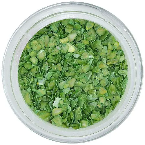 Olivově zelené úlomky nepravidelného tvaru